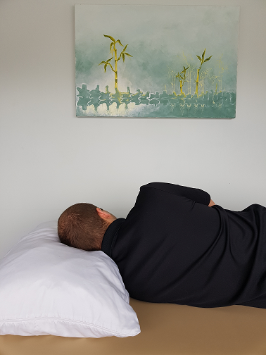 oakville physiotherapy how to sleep to aviod pain, man sleeping on side with pillow under neck