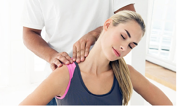 oakville sports physiotherapist working on ladies upper neck and shoulder